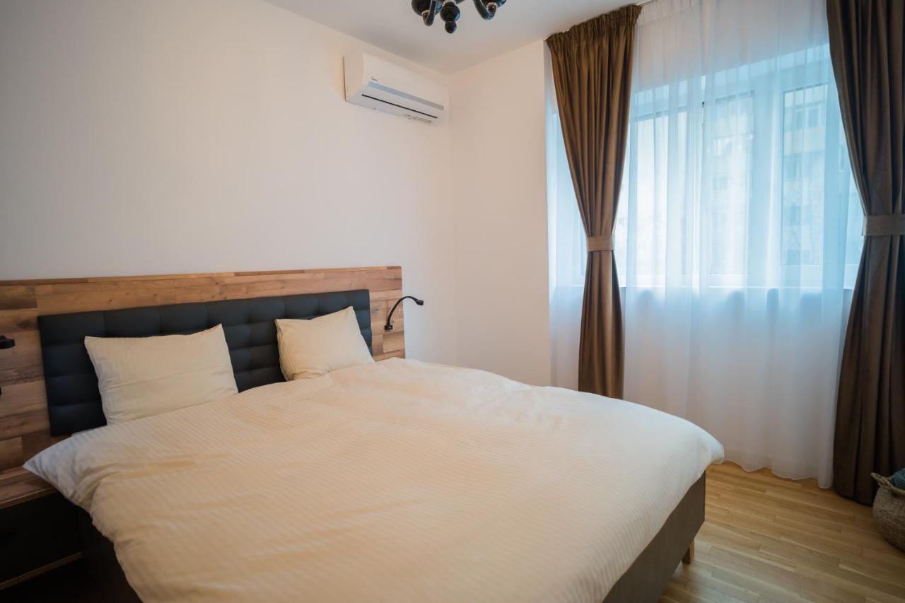 Central Apartments With City View & Large Balcony Bucarest Esterno foto