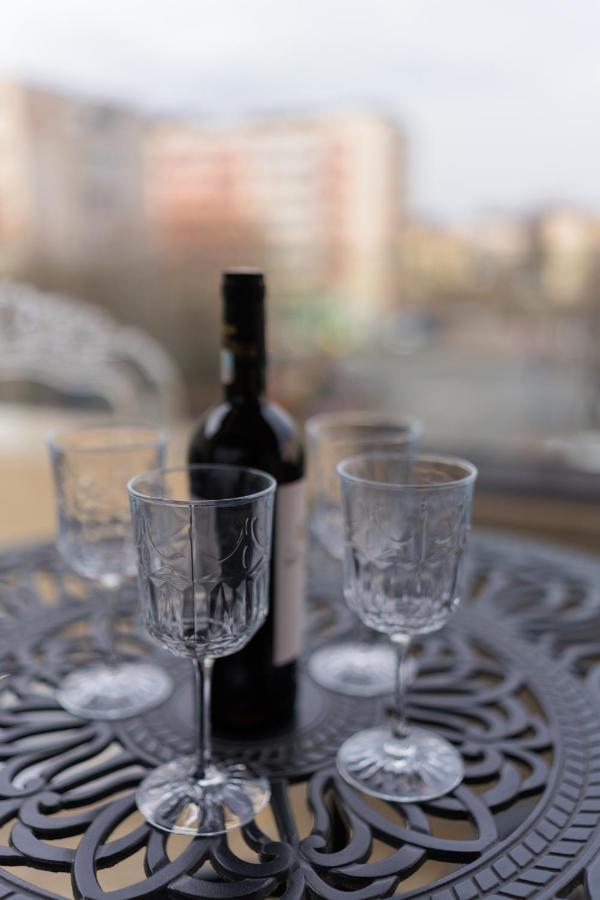 Central Apartments With City View & Large Balcony Bucarest Esterno foto