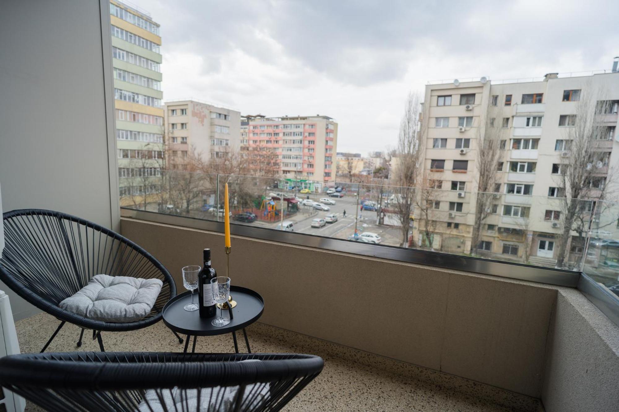 Central Apartments With City View & Large Balcony Bucarest Esterno foto