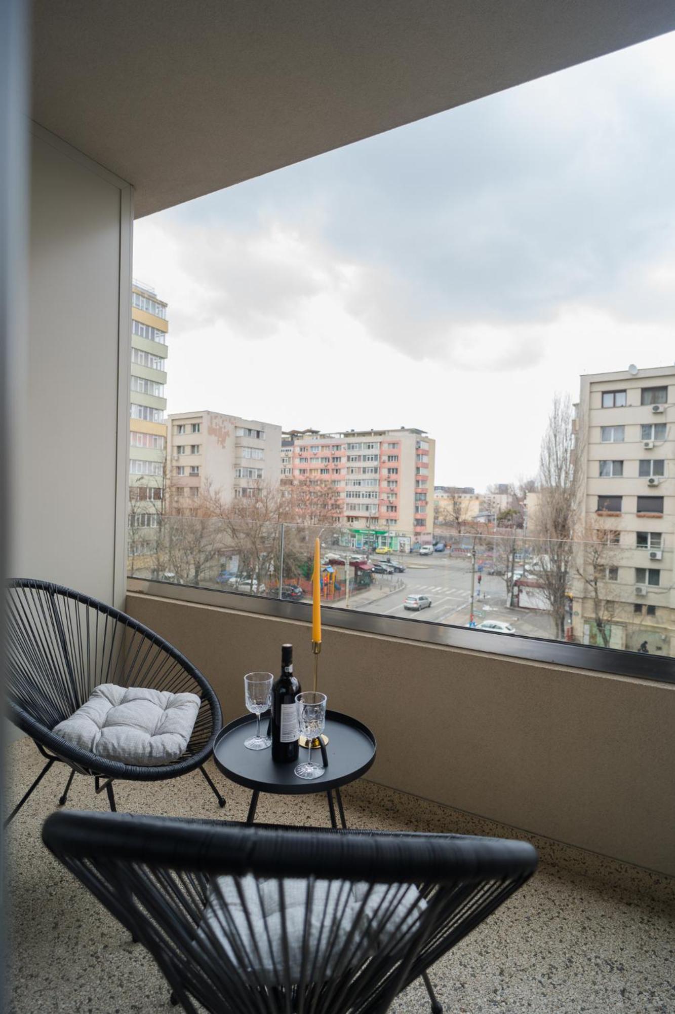 Central Apartments With City View & Large Balcony Bucarest Esterno foto