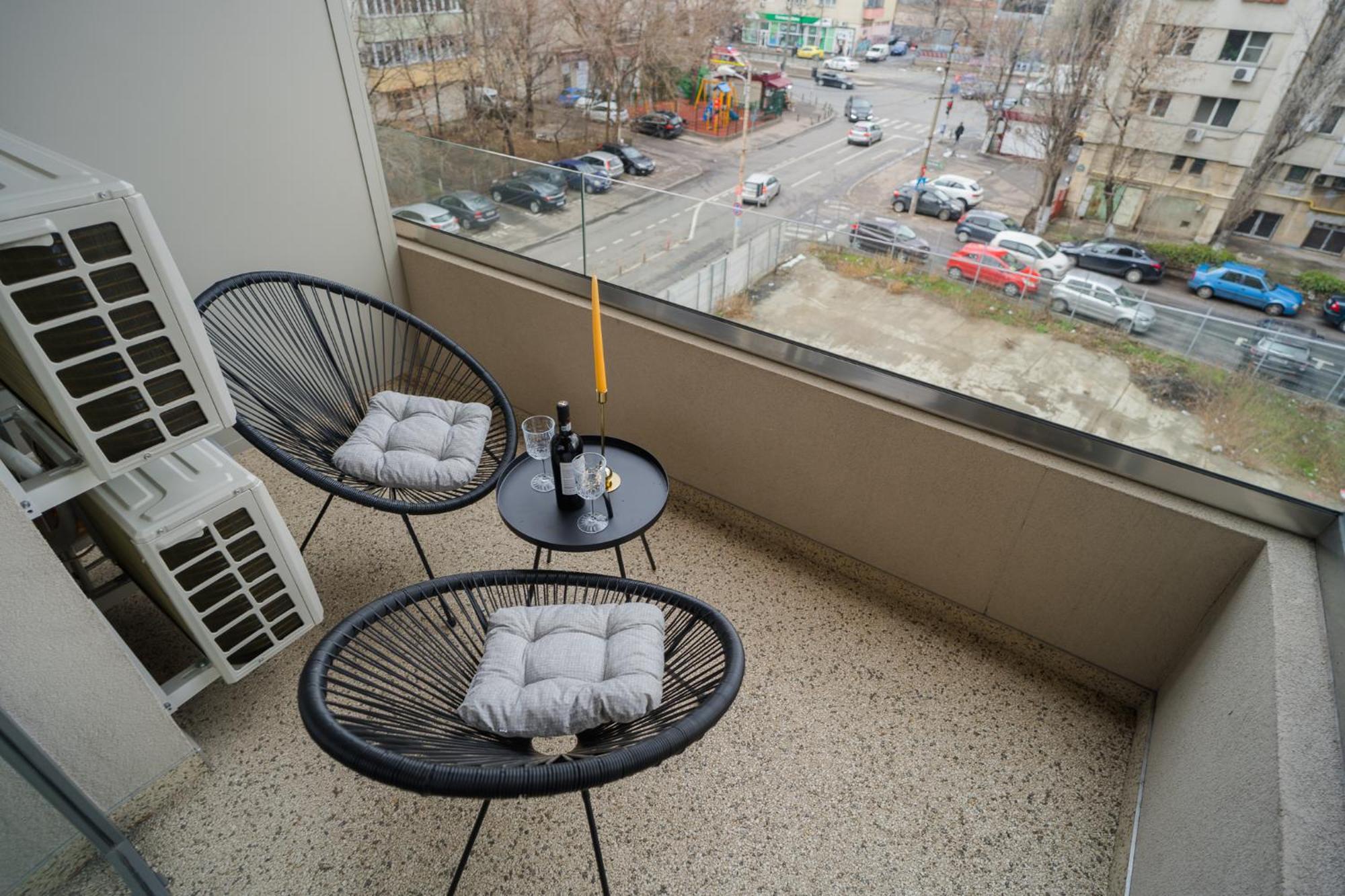 Central Apartments With City View & Large Balcony Bucarest Esterno foto