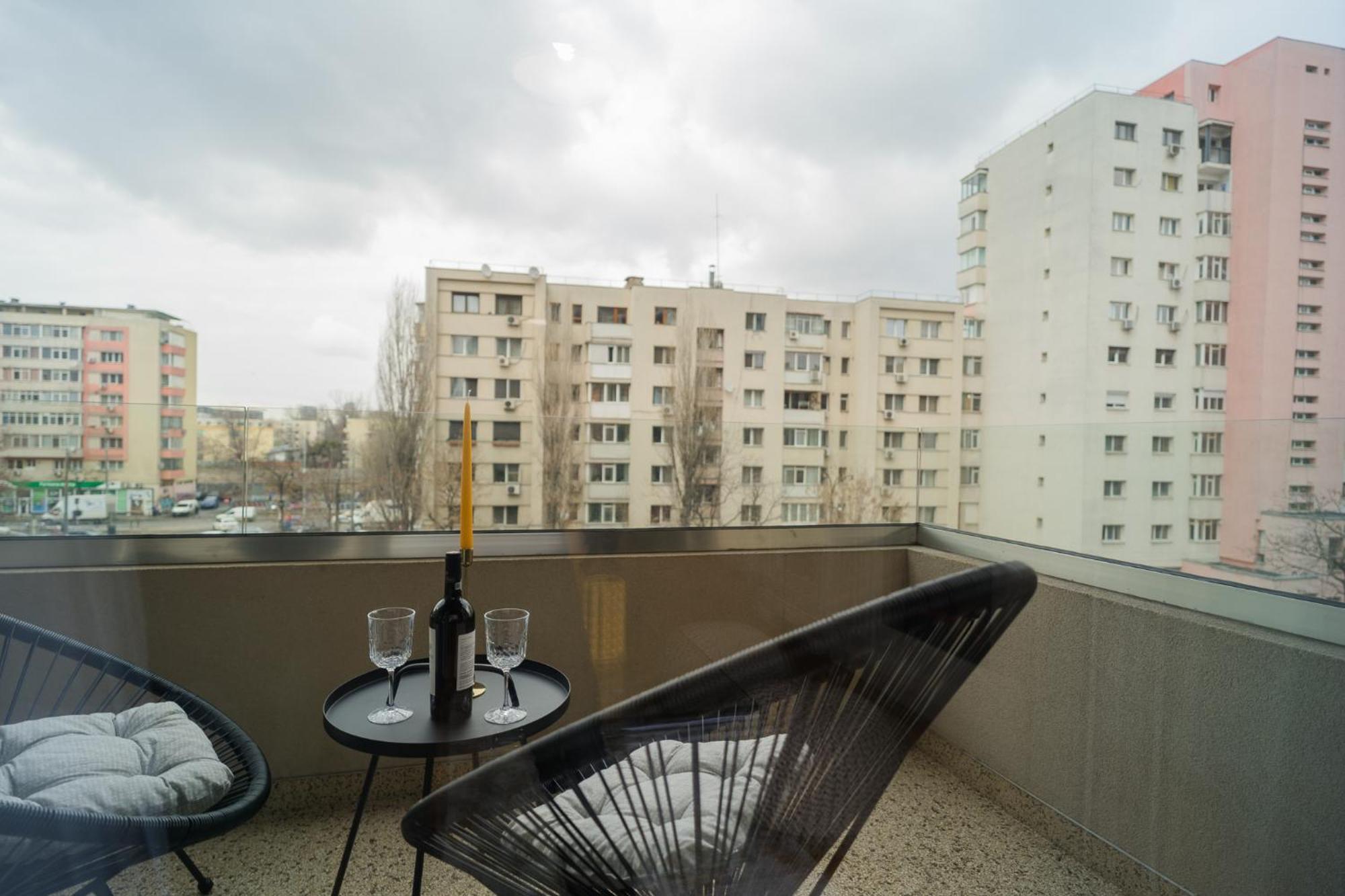 Central Apartments With City View & Large Balcony Bucarest Esterno foto
